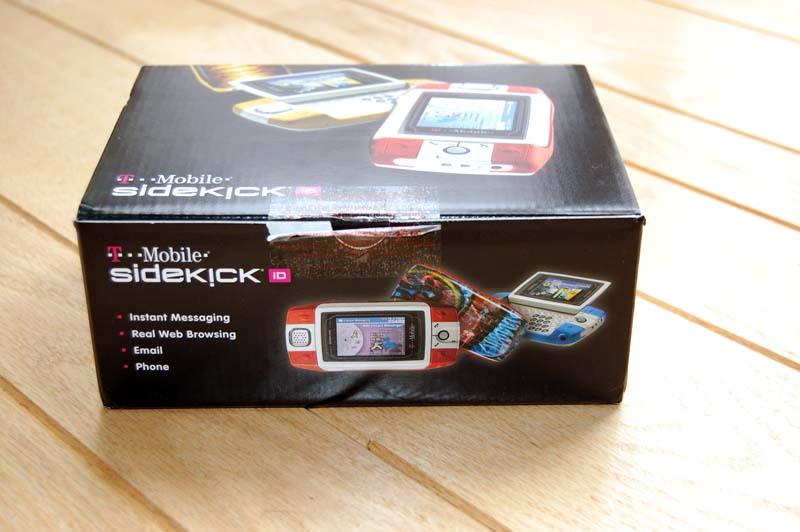 Illustration for article titled Unboxed: Our Shots of the Sidekick iD